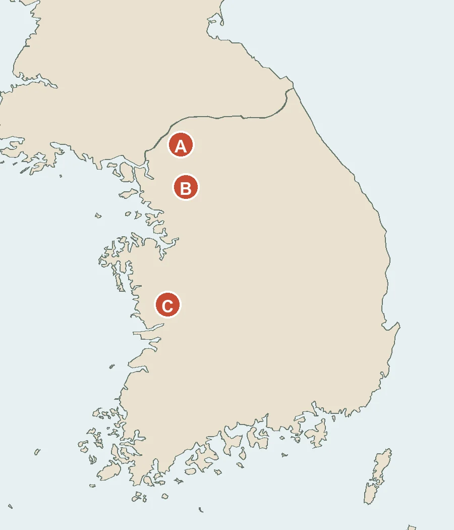 한반도 중서부의 세 지점을 표시한 지도. A는 북쪽 강 유역, B는 그 남쪽, C는 서남부 내륙에 있다.